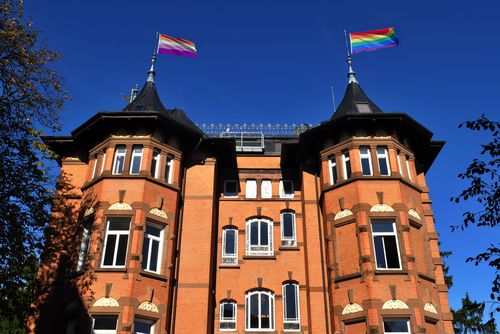 540625Villa_mit_Flaggen_cEv_Akademie_Bad_Boll_Erstellt_mit_Adobe_Firefly