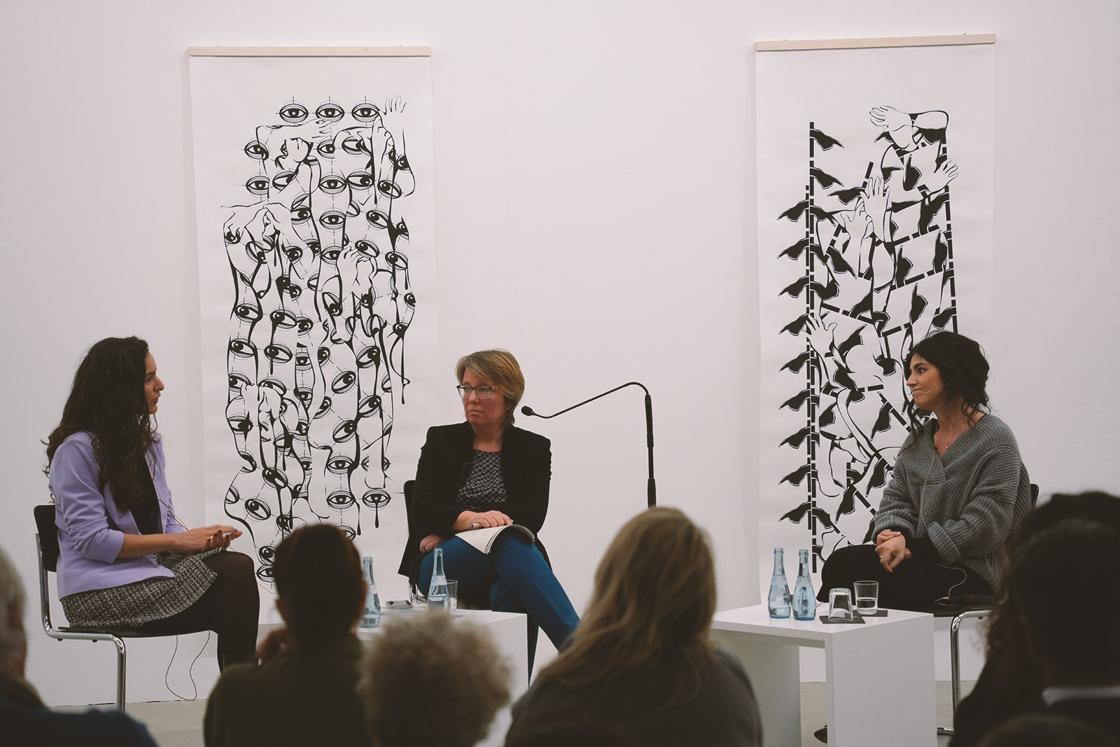 Studienleiterin Carola Hausotter auf dem Podium bei einer Veranstaltung in der Städtischen Galerie Göppingen